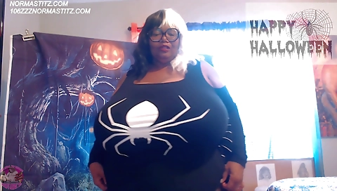 Ebony brunette with a big ass is showing off on webcam