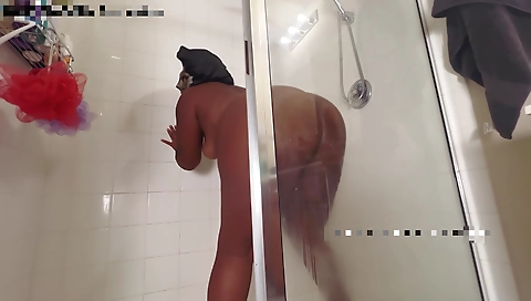 Ebony blonde enjoys the bathroom and she masturbates