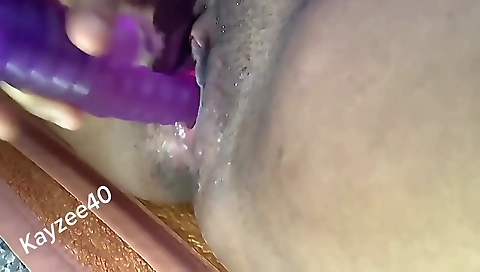 Ebony amateur fucks her pussy in bed on a hot ride