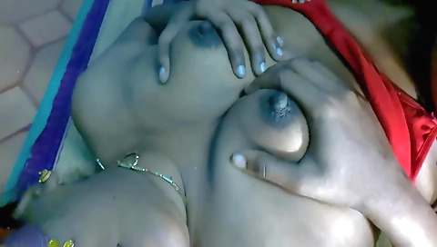 Big natural boobs and perfect curves in amateur mature vid