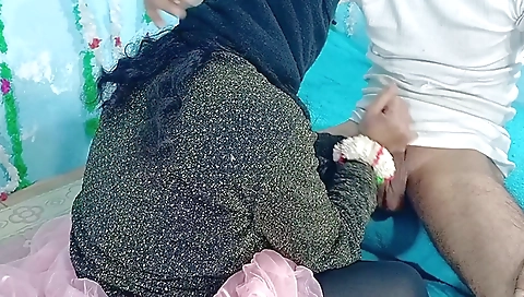 Indian bride handjobs her boyfriend and gets pounded