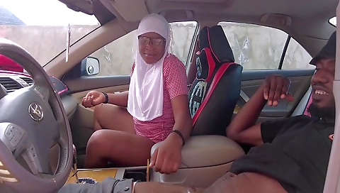 Amateur black girl gets her ass fucked by the guy in the car