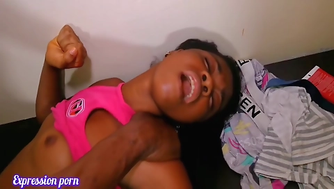 Amateur ebony chick giving her big cock in her pussy