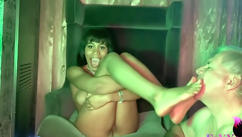 Ebony cunt lover cunts my feet with her black boot