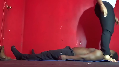 Ebony chick is giving me foot fetish and her pussy